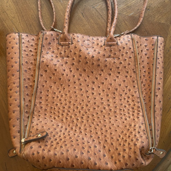 Versatile bag with expandable sides and multiple strap usage - Picture 2 of 10